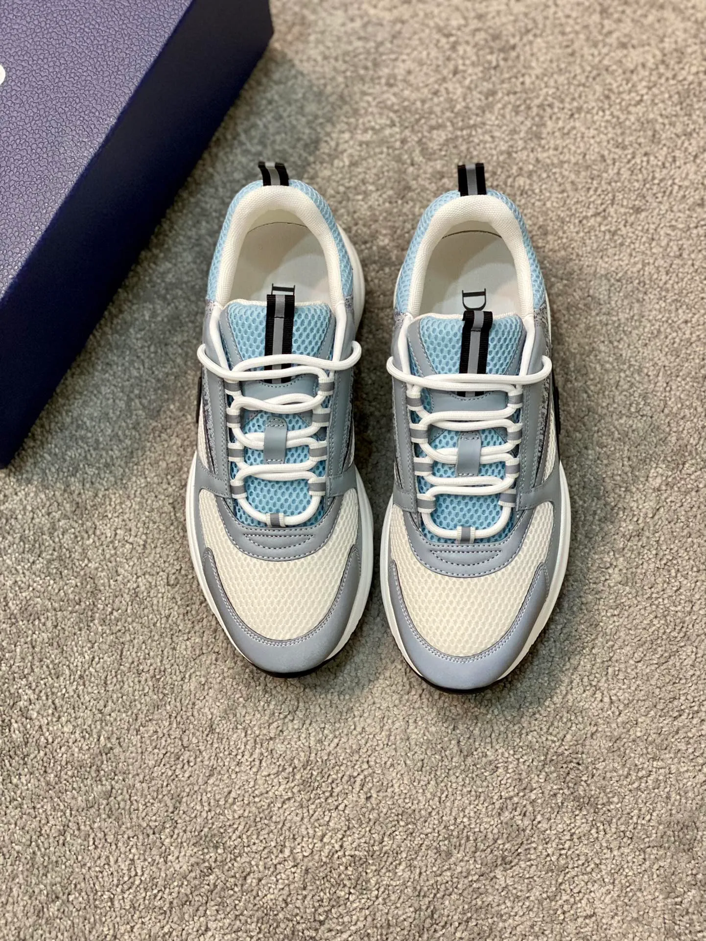 Factory price: 500💰 Dior B22 men's jogging fashion sneakers. This item draws inspiration from retro jogging shoes. It adopts a thick low-top design, with an upper made of leather and mesh fabric, and a black and white engraved rubber sole. The side is decorated with an embossed "Di~r" logo. Code number: 38-45 (38, 45, 46 can be customized)